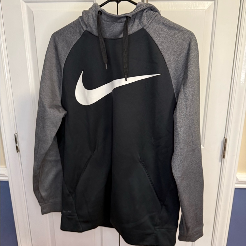 Men’s nike dri fit hoodie size medium